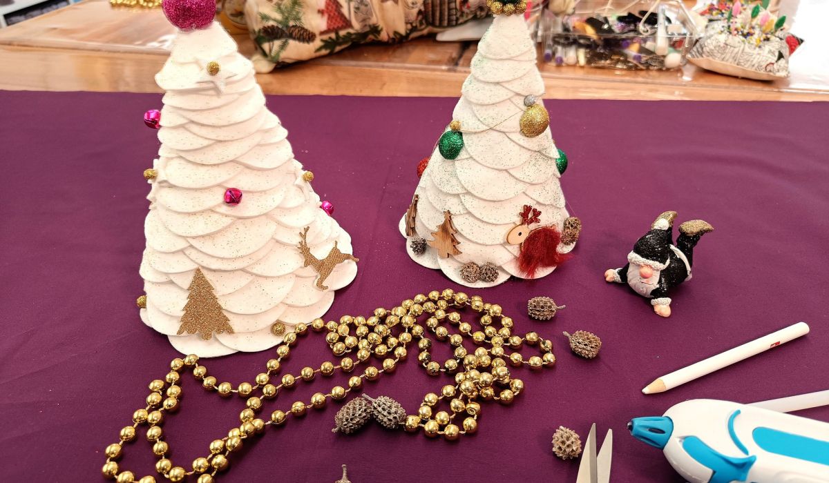 404 – Gestalten von Weihnachtsbäumen mit LED-Lichtern