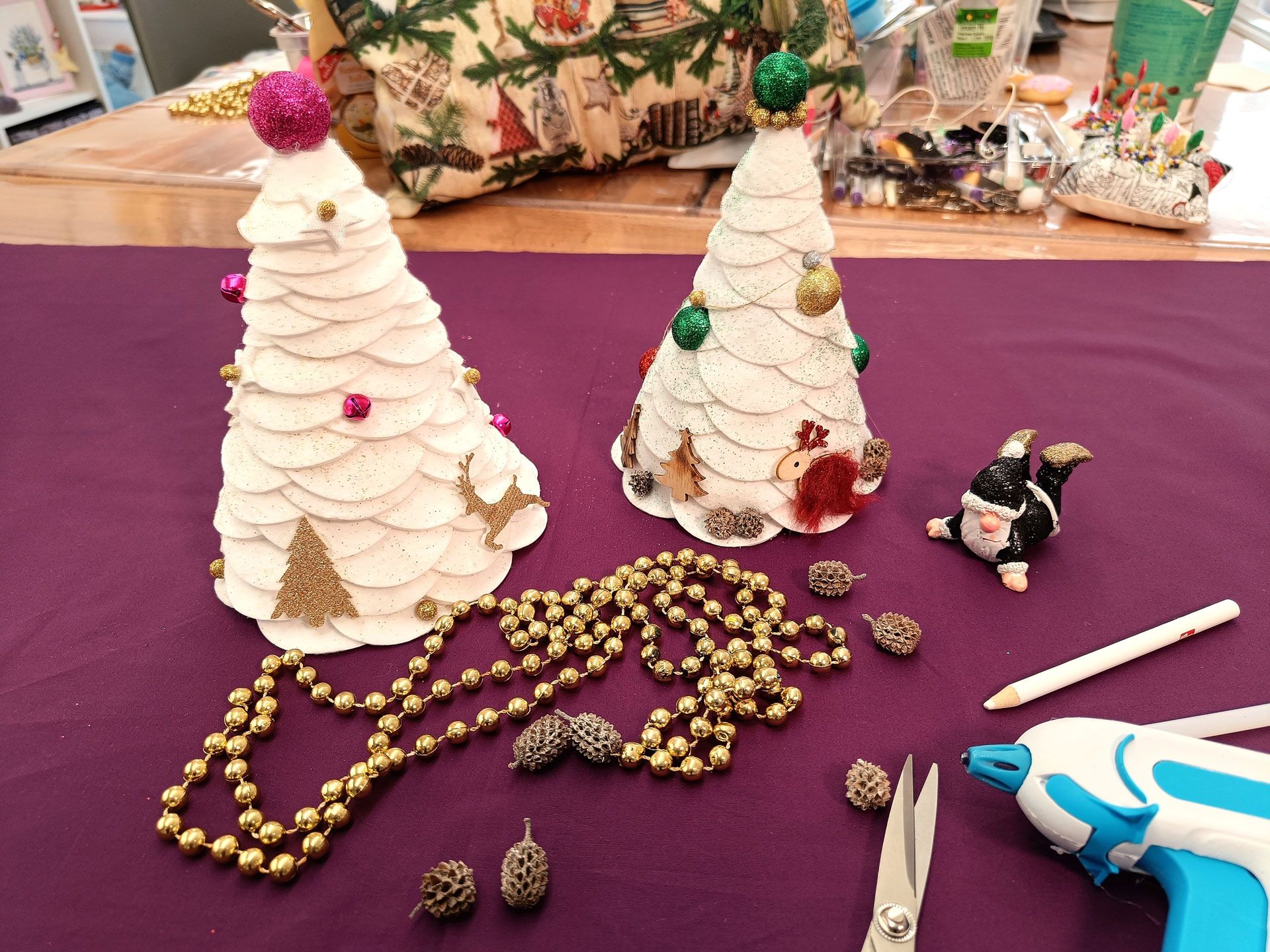 Weihnachtsbäume mit LED-Lichtern