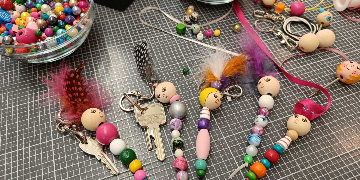 305 - Basteln von Schlüsselanhängern mit Holzperlen und Federn