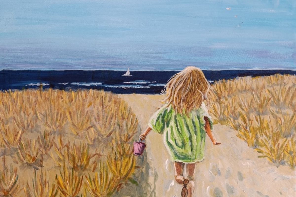 Zum Strand laufendes Mädchen